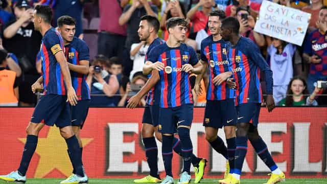 Lewandowski lidera Barcelona em goleada por 6 a 0 sobre o Pumas de Daniel Alves