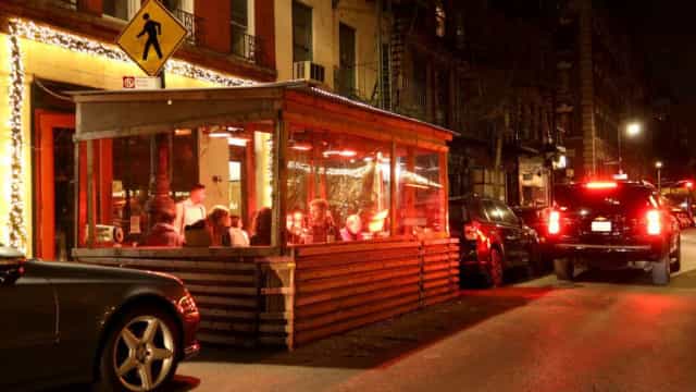 Tenda de restaurante usada para atos sexuais. Dona se diz "enojada"