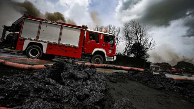 Cuba tenta controlar maior incêndio da história em tanque de petróleo