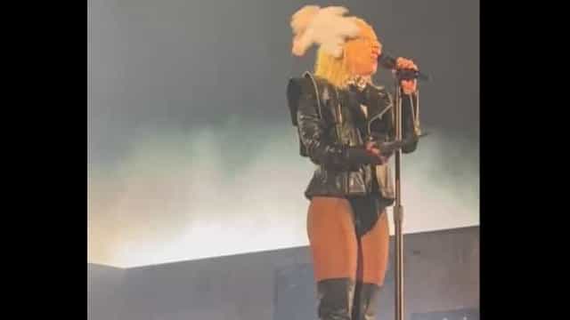 Ups! Lady Gaga é atingida com ursinho durante show