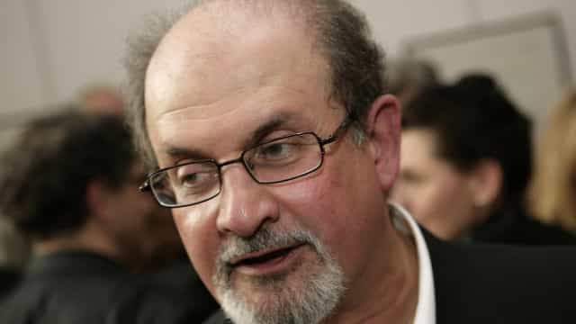 Suspeito de atacar Salman Rushdie se declara inocente