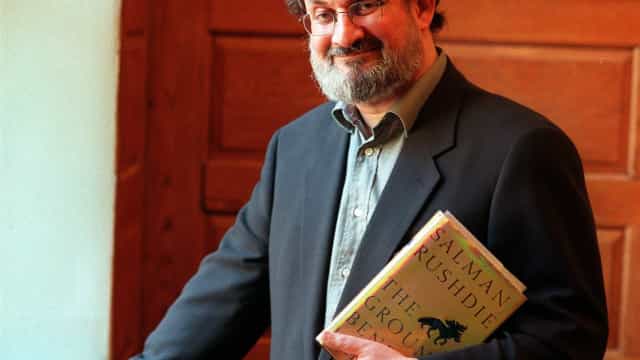 Demanda por livros de Salman Rushdie sobem após ataque a escritor
