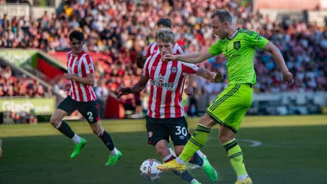 Manchester United leva 4 a 0 do Brentford no 1º tempo e passa vexame no Inglês