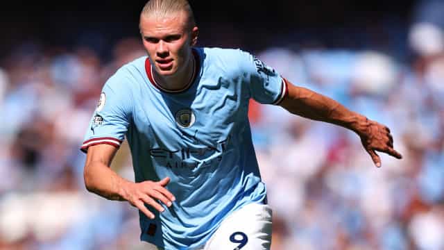 Dupla Haaland e De Bruyne dá show, City goleia e assume liderança do Inglês