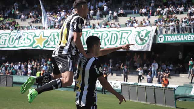 Atlético-MG marca no fim, vence o Coritiba e pode voltar ao G6