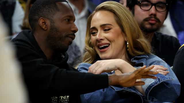 Adele fala sobre o namorado: "Estou obcecada por ele"