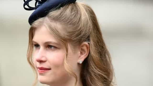 Neta da rainha Elizabeth ganha salário mínimo trabalhando em floricultura