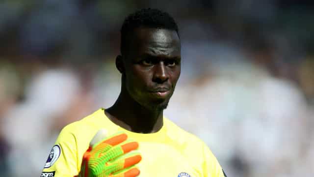 Com erro do goleiro e gol de brasileiro, Chelsea perde para o Leeds no Inglês