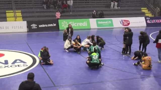 Colegas de Pietra Medeiros recebem notícia de morte após jogo em quadra