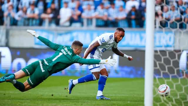 Grêmio e Cruzeiro empatam em jogo com paralisações por briga na torcida