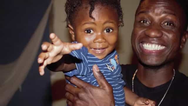 Haitiano luta para adotar bebê que achou coberto de formigas em lixo