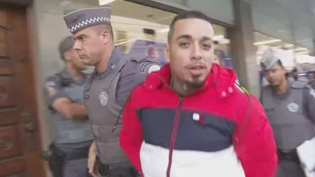 MC Kauan sorri e alega inocência ao ser preso por tráfico de drogas