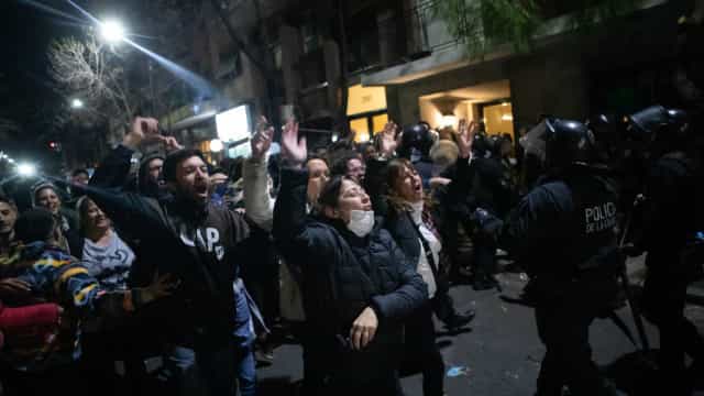 Manifestantes enfrentam polícia na Argentina em atos a favor de Cristina Kirchner