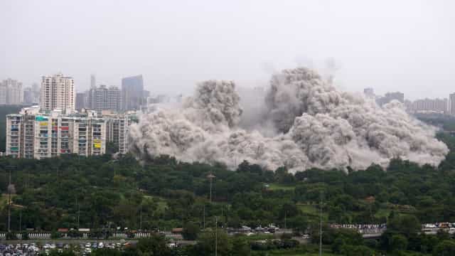 Índia derruba torres gêmeas em maior demolição de sua história