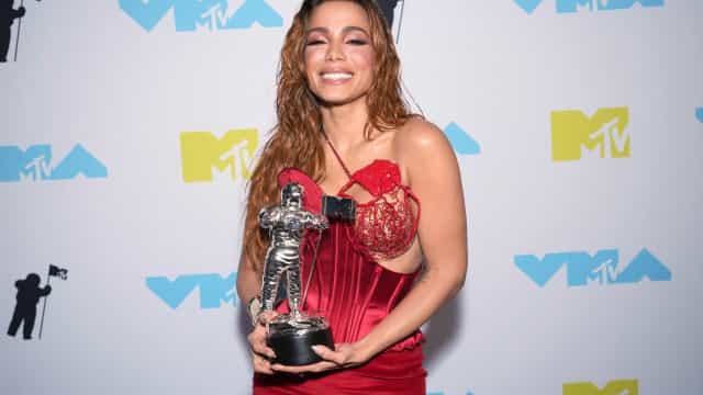 Anitta leva prêmio de clipe de música latina no VMA vestindo ‘vermelho PT’
