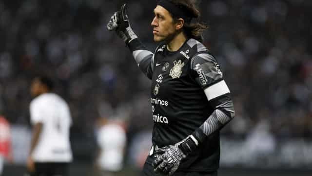 Cássio salva, Corinthians bate Bragantino e diminui diferença do Palmeiras