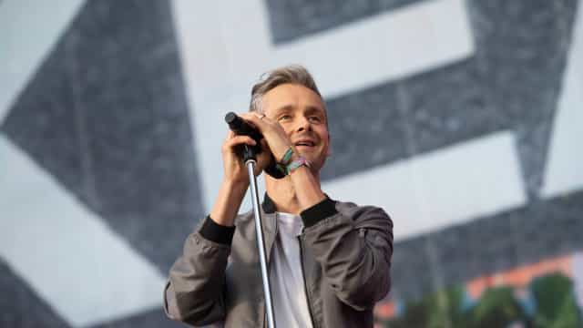 Tom Chaplin reflete sobre passagem do tempo e crise de meia-idade em álbum solo