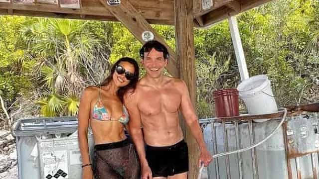 Irina Shayk e Bradley Cooper posam juntos durante férias