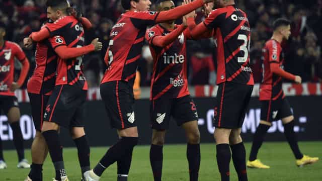 Athletico bate Palmeiras e fica a um empate da final da Libertadores