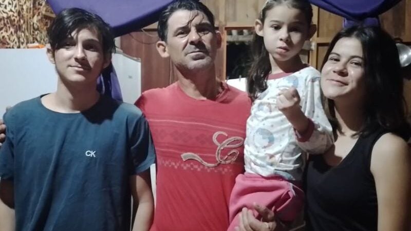 Pai solo perde esposa no parto, enfrenta depressão, mas não desiste dos 7 filhos