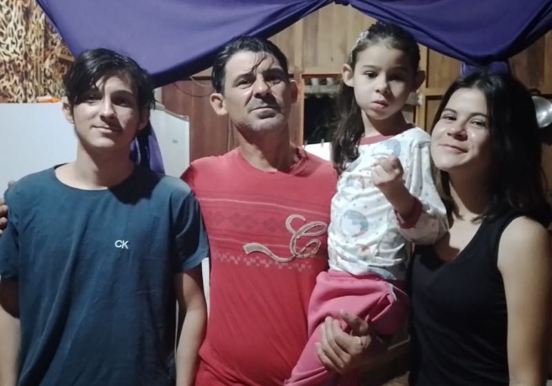 Pai solo perde esposa no parto, enfrenta depressão, mas não desiste dos 7 filhos