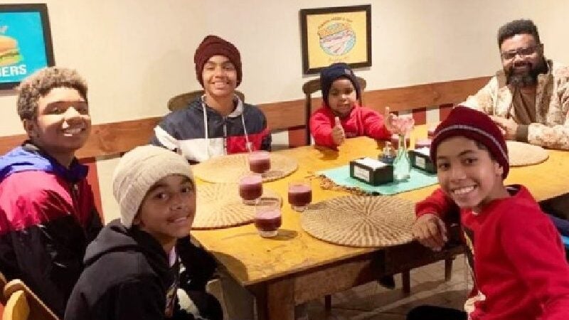 Brasileiro que foi adotado, hoje é pai solo de 6 meninos também adotados