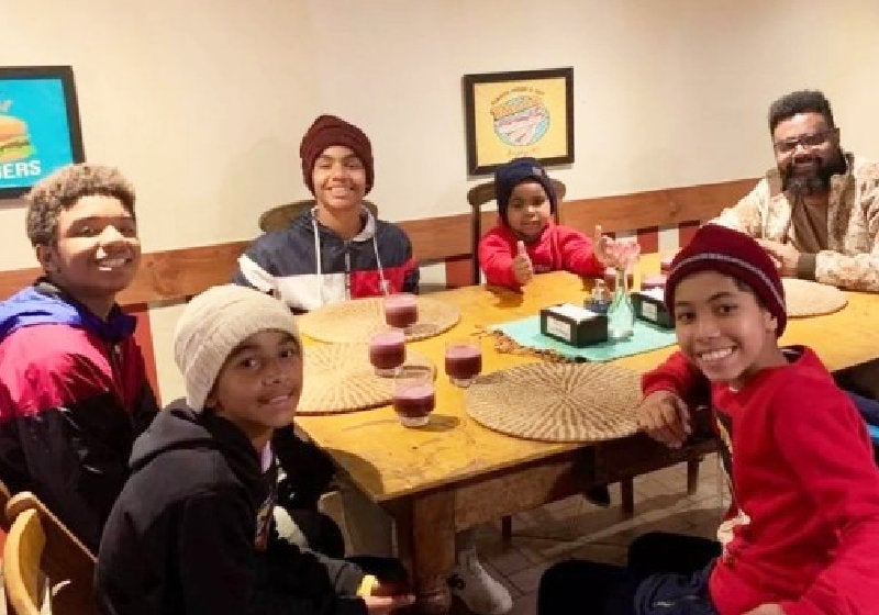 Brasileiro que foi adotado, hoje é pai solo de 6 meninos também adotados