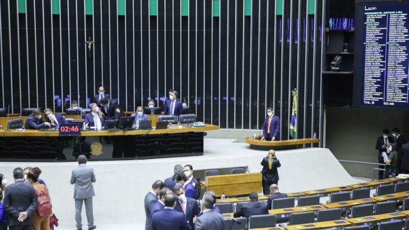Câmara aprova MP que flexibiliza regras trabalhistas em estado de calamidade e autoriza suspender salários