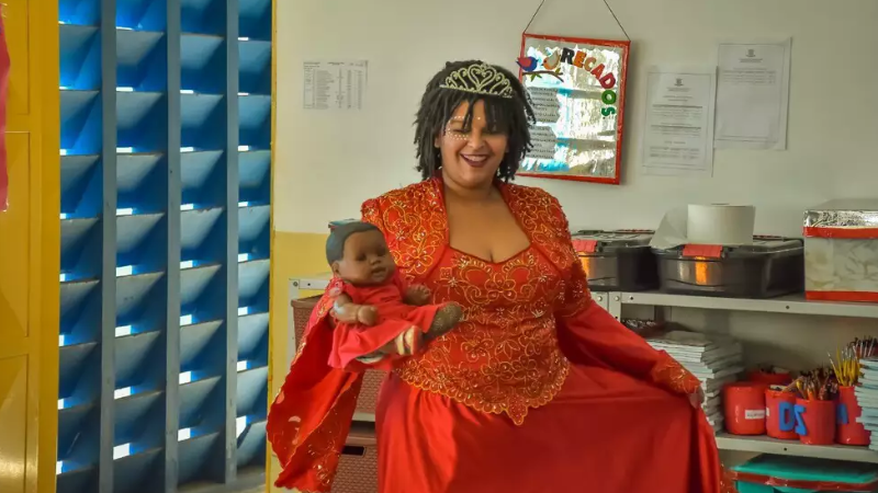 Professora cria princesa preta para incentivar inclusão em sala de aula