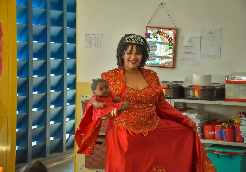 Professora cria princesa preta para incentivar inclusão em sala de aula
