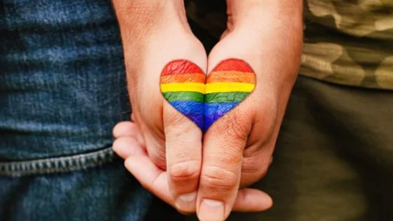 Crime por sexo entre homens cai em mais um país. Mas ainda faltam 68!