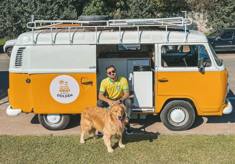 Shurastey e Jesse inspiram viagem de kombi de brasileiro e cadela golden
