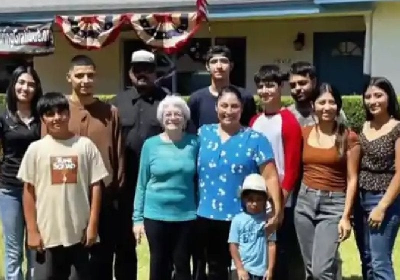 Vizinhos dão novo lar a viúva que perdeu casa e marido no mesmo dia. VÍDEO