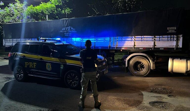 PRF apreende madeira sendo transportada ilegalmente