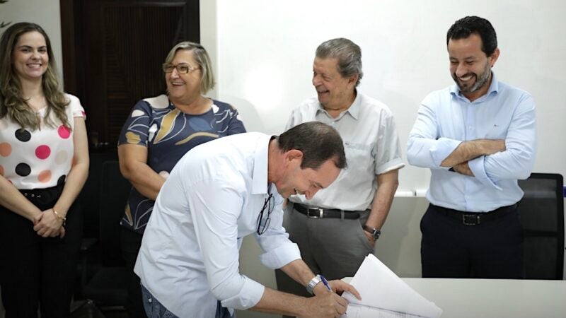 Prefeito assina ordem de serviço para obras em 3 escolas de Nova Mutum; R$ 15 milhões