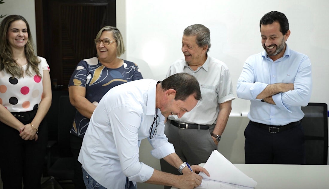 Prefeito assina ordem de serviço para obras em 3 escolas de Nova Mutum; R$ 15 milhões