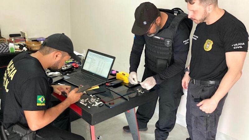 Polícia Federal apreende material com fake news contra governador Mauro Mendes enviados por celulares