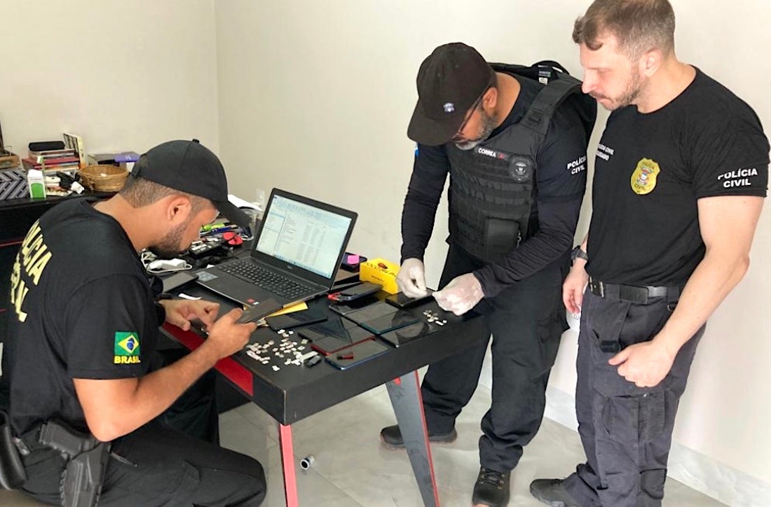 Polícia Federal apreende material com fake news contra governador Mauro Mendes enviados por celulares