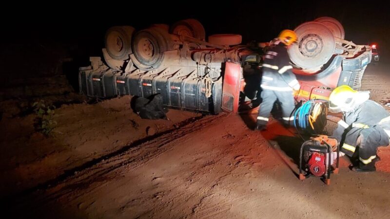 Em matupá jovem morre após caminhão tombar