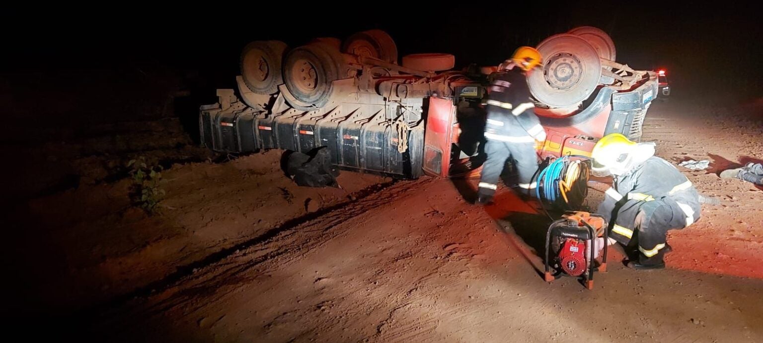 Em matupá jovem morre após caminhão tombar