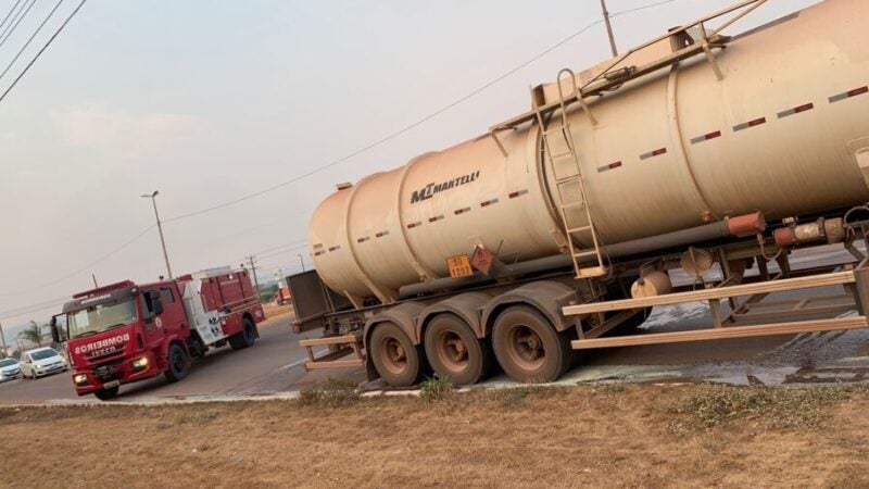 Carreta que transportava combustível pega fogo na BR-163 no perímetro urbano de Guarantã do Norte