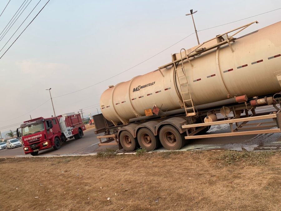 Carreta que transportava combustível pega fogo na BR-163 no perímetro urbano de Guarantã do Norte