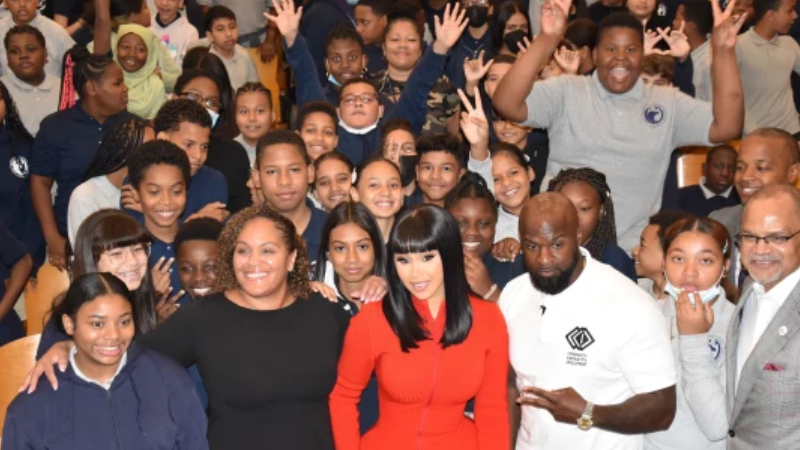 Cardi B doa R$ 500 mil para escola onde estudou investir nas crianças