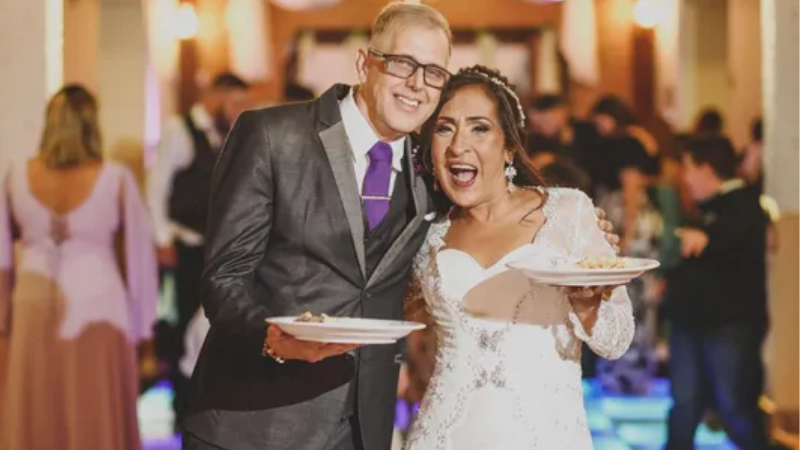 Casal troca lista de presentes por doações e arrecada mais de 600 kg de ração