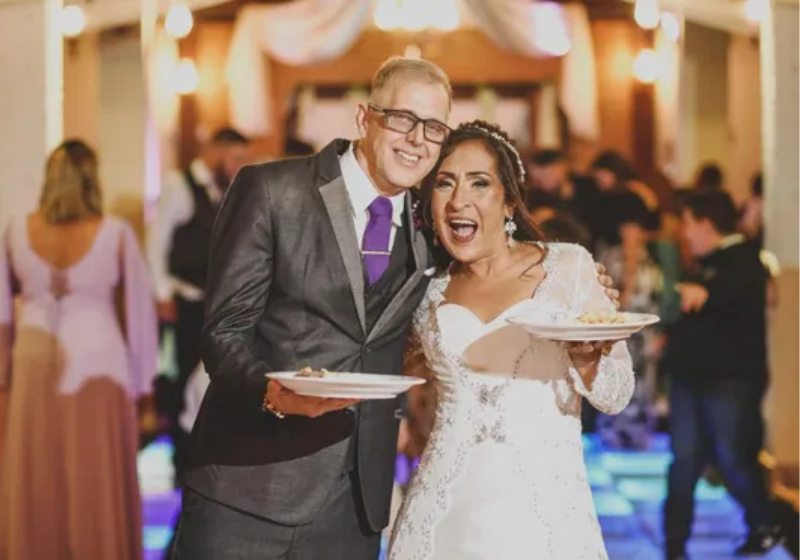 Casal troca lista de presentes por doações e arrecada mais de 600 kg de ração