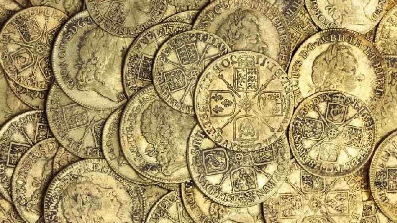 Casal encontra tesouro enterrado embaixo da cozinha ao reformar a casa