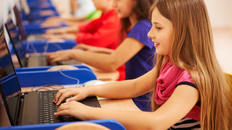 Educadora fala como a tecnologia deve ser encarada no contexto educacional