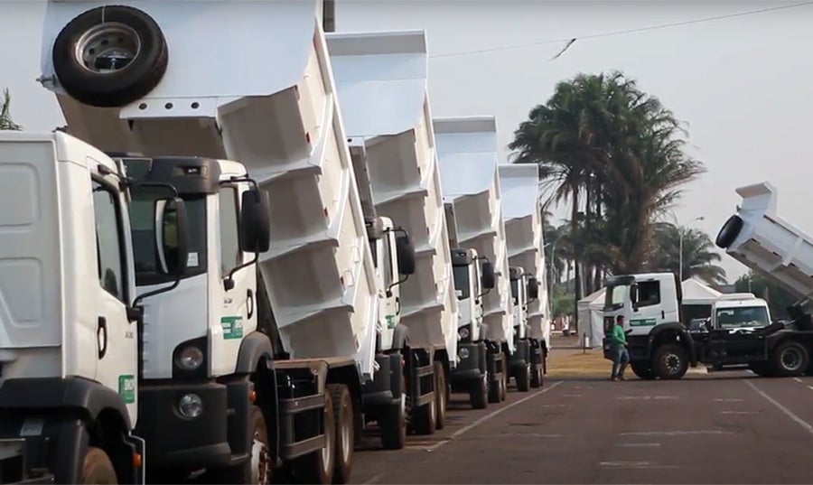 Sinop: prefeito entrega 10 caminhões para secretaria de Obras