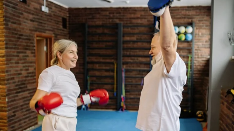 Exercício reduz em até 80% proteína ligada ao Parkinson, revela estudo