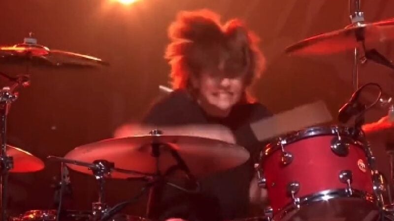 Filho de Taylor Hawkins emociona tocando My Hero na bateria no tributo do Foo Fighters